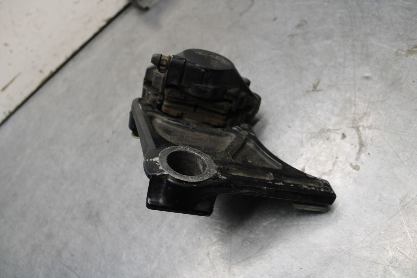 05-06 SUZUKI GSXR1000 REAR BACK BRAKE CALIPER W MOUNT BRACKET BB677