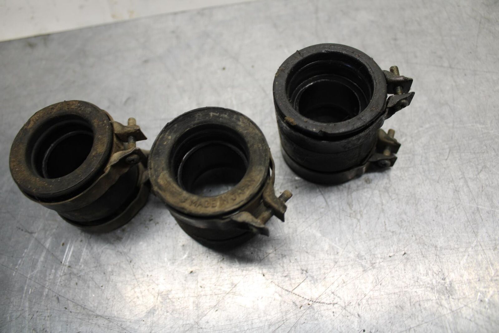 75 SUZUKI GT 550  INTAKE MANIFOLDS  BB72