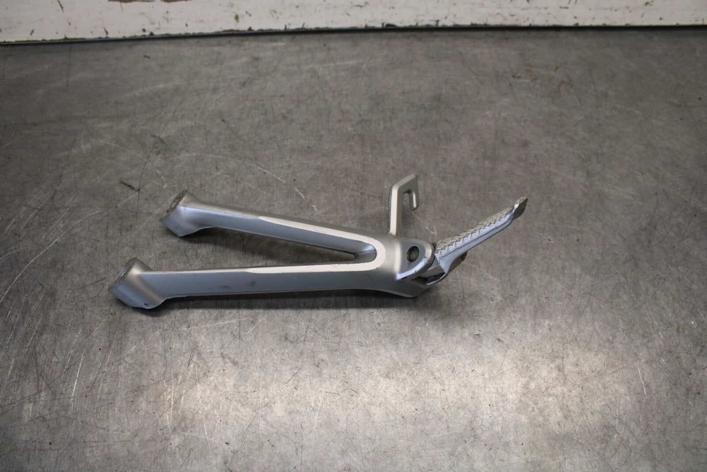 06-07 SUZUKI GSXR750 LEFT REAR BACK PASSENGER PEG 43700-01H00-13L BB40