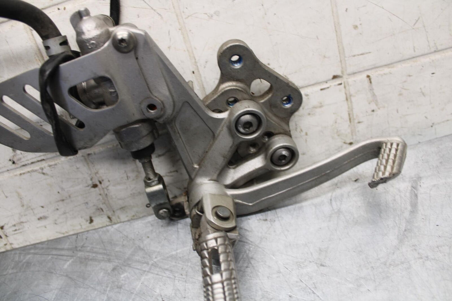 2008 Suzuki GSXR1000 RIGHT REARSET REAR SET DRIVER FOOT PEG REST STOP BB519
