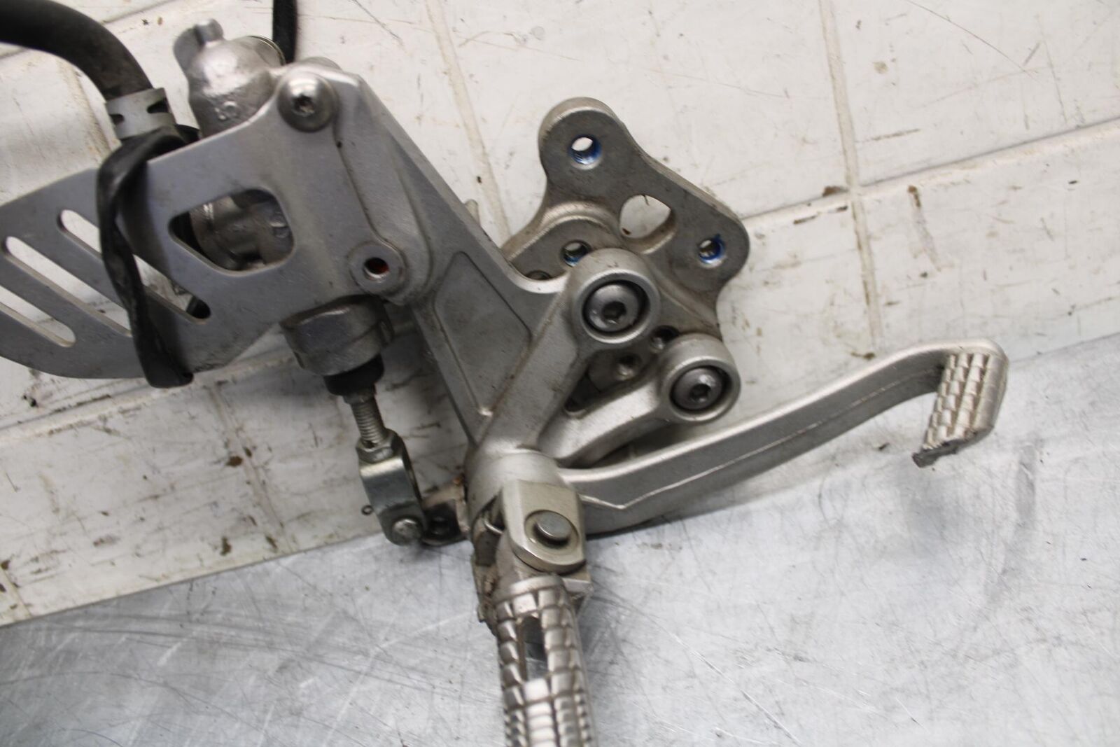 2008 Suzuki GSXR1000 RIGHT REARSET REAR SET DRIVER FOOT PEG REST STOP BB519
