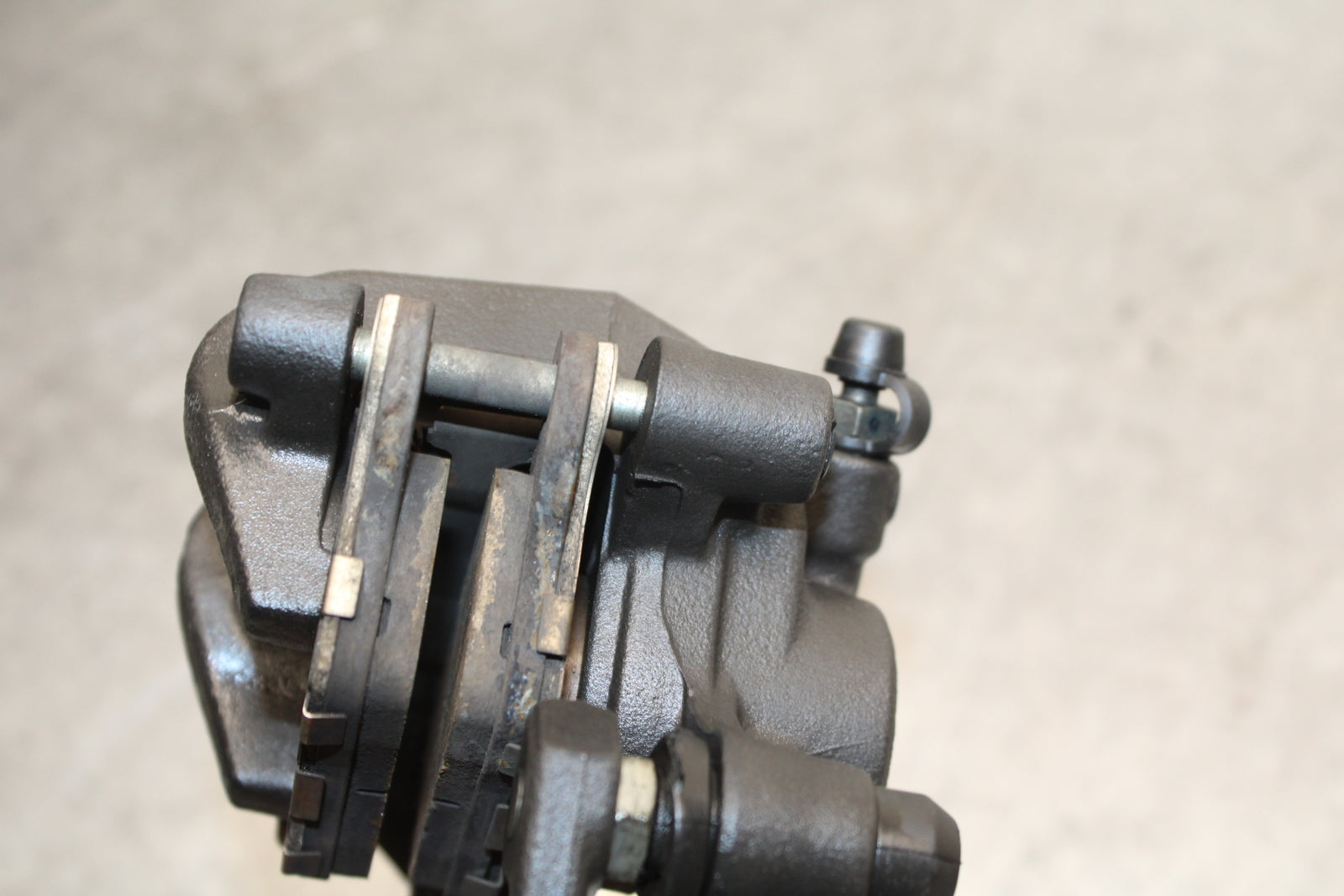 13-18 KAWASAKI NINJA ZX6R REAR BRAKE CALIPER W MOUNT BRACKET 43080-0114-DJ BB666