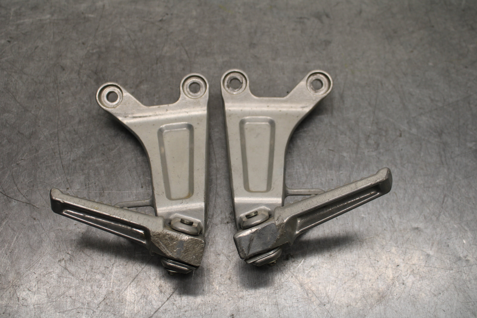 03-04 HONDA CBR600RR REAR BACK PASSENGER PEG SET PAIR BB122