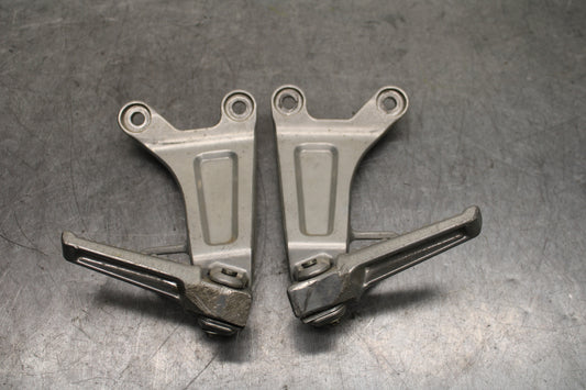 03-04 HONDA CBR600RR REAR BACK PASSENGER PEG SET PAIR BB122