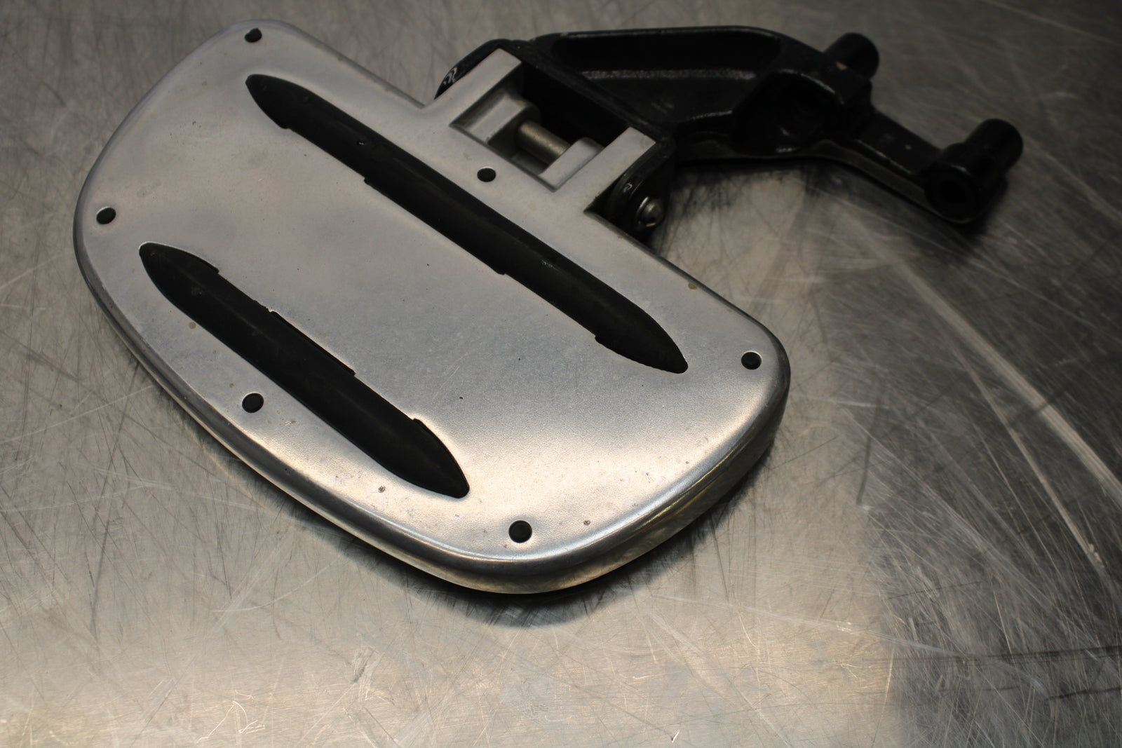 09 YAMAHA ROYAL STAR XVZ1300TF VENTURE REAR PASSENGER FOOT STEP PEG SET BB151
