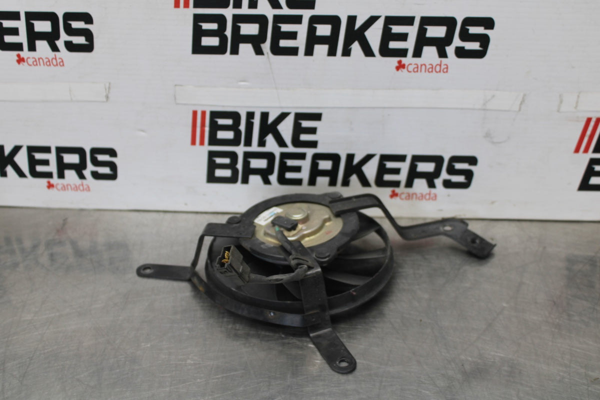 12 TRIUMPH STREET TRIPLE R ENGINE RADIATOR COOLING FAN BB914