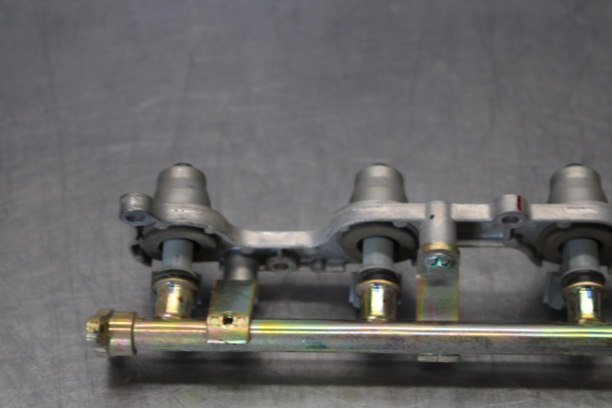 05-06 HONDA CBR600RR SECONDARY FUEL INJECTORS TOP AIRBOX GAS RAIL BB893