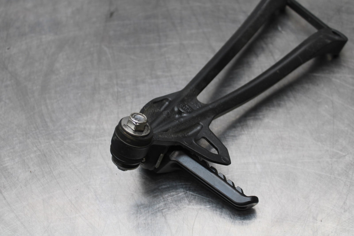21-23 KAWASAKI NINJA ZX6R RIGHT REAR BACK PASSENGER PEG BB179