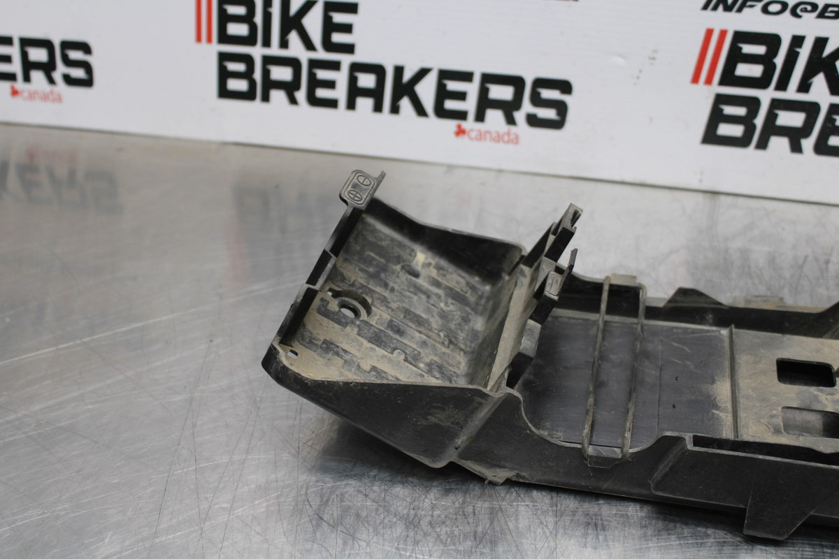 06-07 SUZUKI GSXR 600 REAR BACK TAIL UNDERTAIL BATTERY TRAY PLASTIC BB178