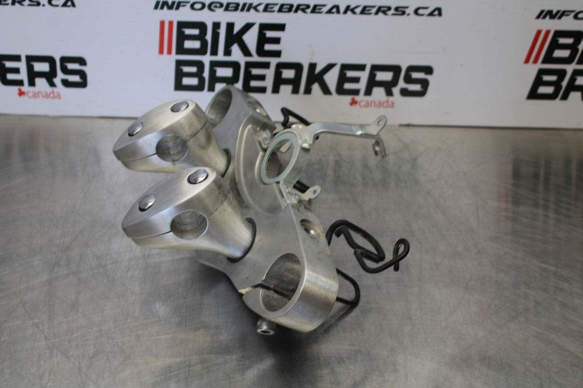 09 YAMAHA V STAR 950 FORKS UPPER TRIPLE TREE CLAMP BB172