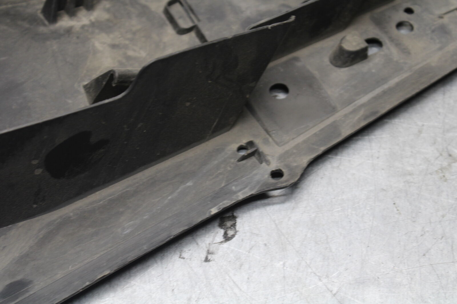 04-05 SUZUKI GSXR600 REAR BACK TAIL UNDERTAIL BATTERY TRAY PLASTIC BB658