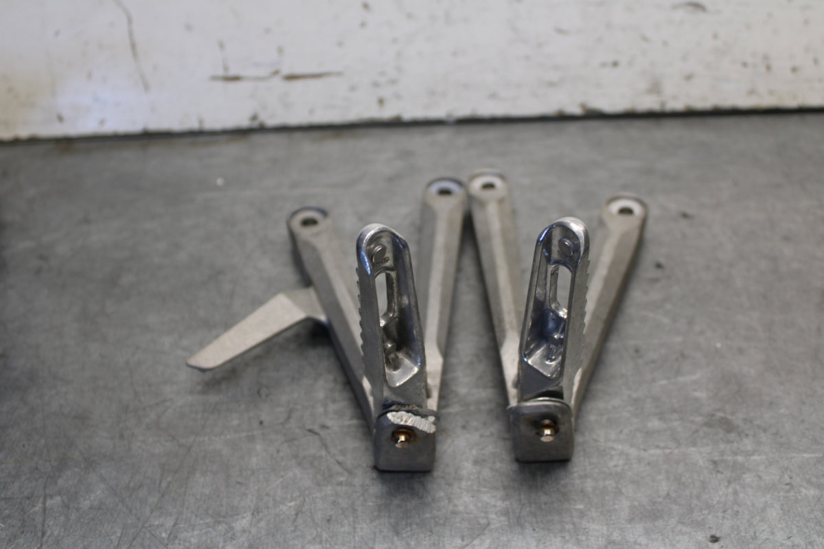 05-06 HONDA CBR600RR REAR BACK PASSENGER PEG SET PAIR  BB689