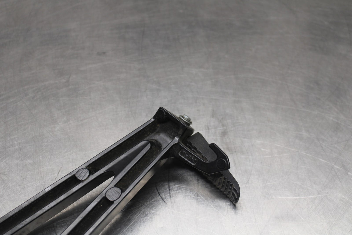 15-26 SUZUKI GSXR600 LEFT REAR BACK PASSENGER PEG BB888