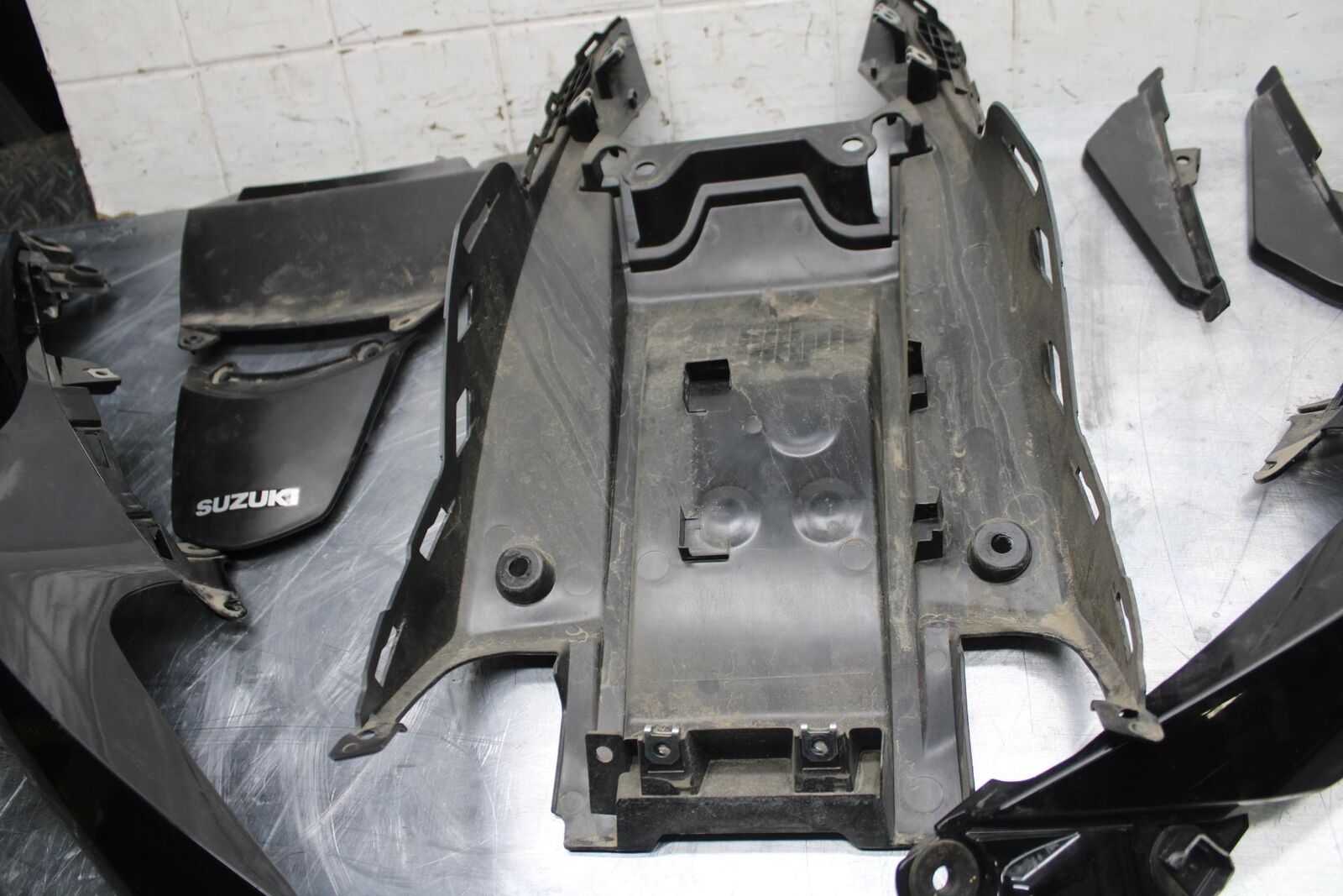 17-23 SUZUKI GSXR 250 GSX250RL8 BLACK REAR BACK TAIL FAIRING COWL SHROUD BB490