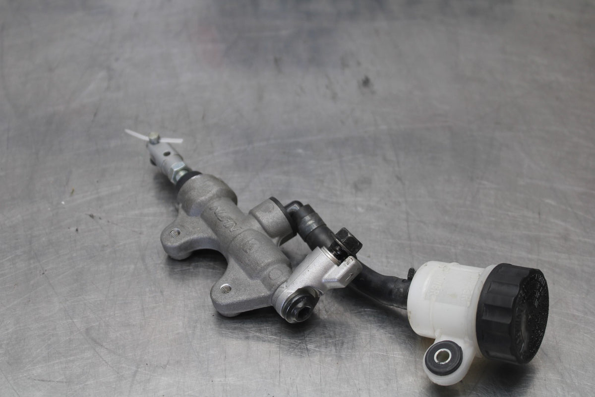 17 YAMAHA YZF R6 REAR BACK BRAKE MASTER CYLINDER W RESERVOIR BB922