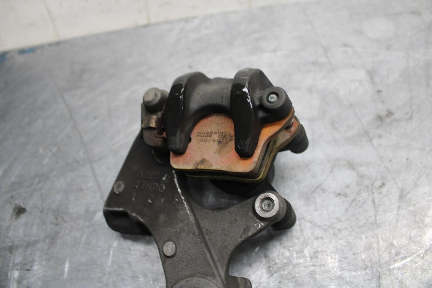 11-21 SUZUKI GSXR750 REAR  BRAKE CALIPER W MOUNT BRACKET 69100-47H10-999  BB474