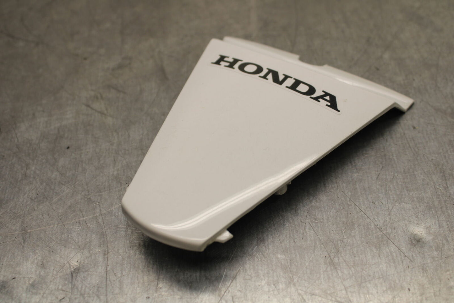 08 HONDA CBR125R CENTER REAR BACK TAIL FAIRING COVER TRIM COWL BB114