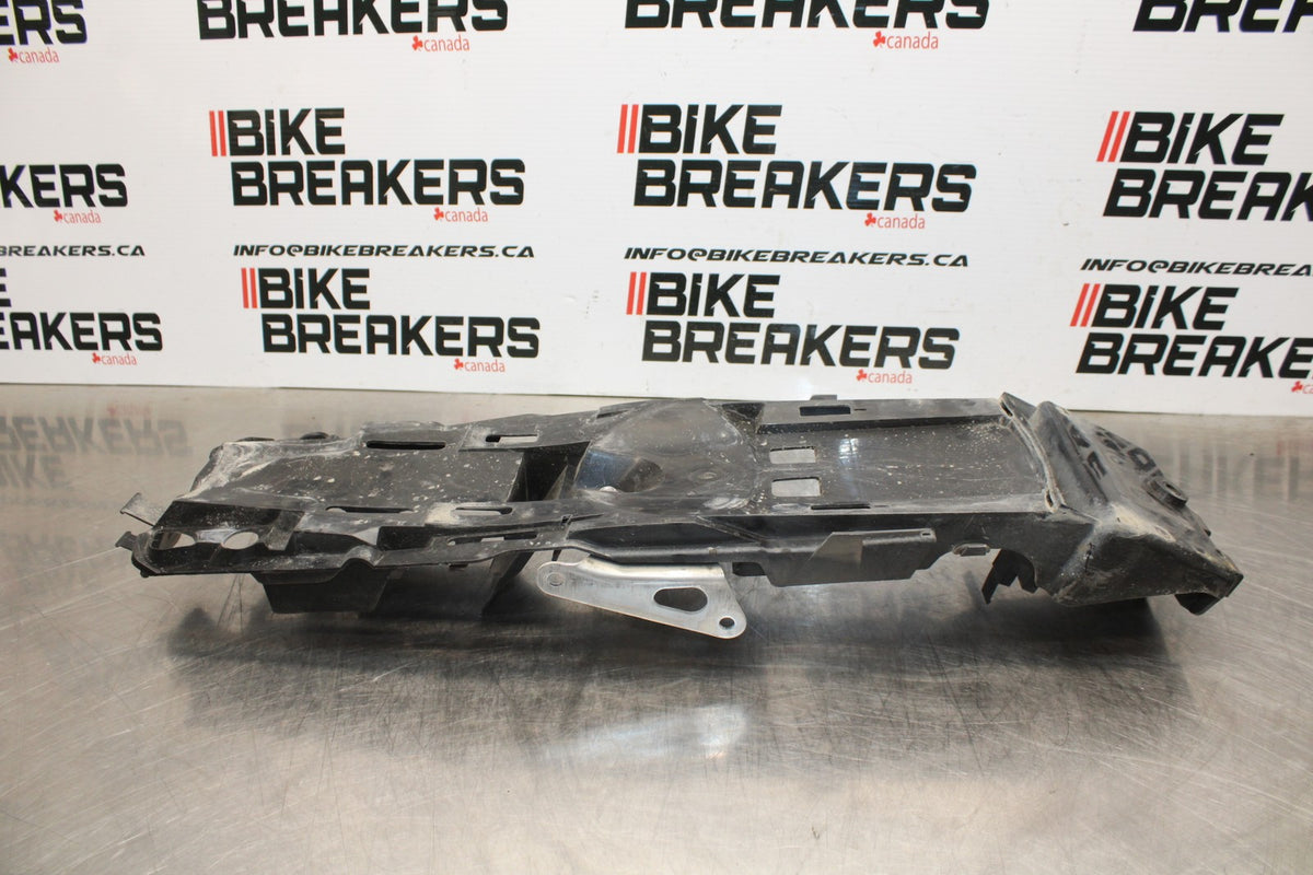 06-07 SUZUKI GSXR 600 REAR BACK TAIL UNDERTAIL BATTERY TRAY PLASTIC BB178