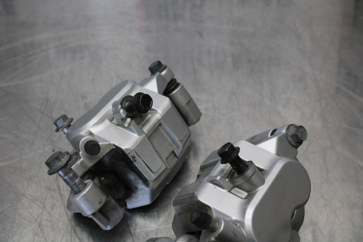 09 YAMAHA ROYAL STAR XVZ1300TF VENTURE RIGHT LEFT FRONT BRAKE CALIPER SET BB151