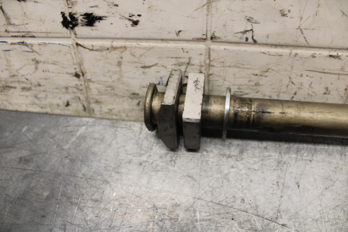 2009 Kawasaki Ninja ZX6R ZX600R REAR AXLE BACK WHEEL RIM PIVOT BOLT AXEL BB548