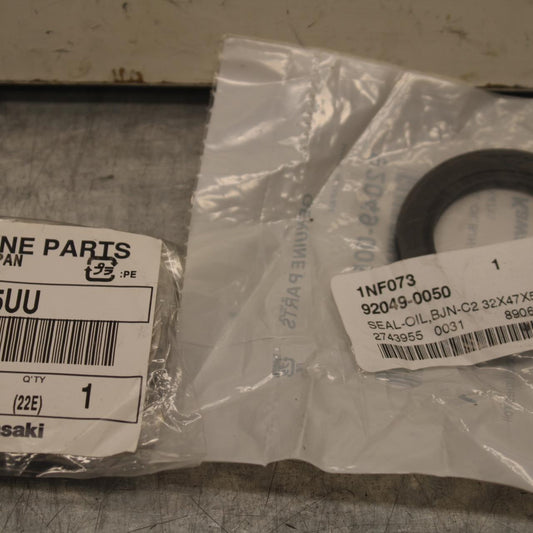 17 KAWASAKI Z900 ZR900 WHEEL BEARING AND OIL SEAL BB549
