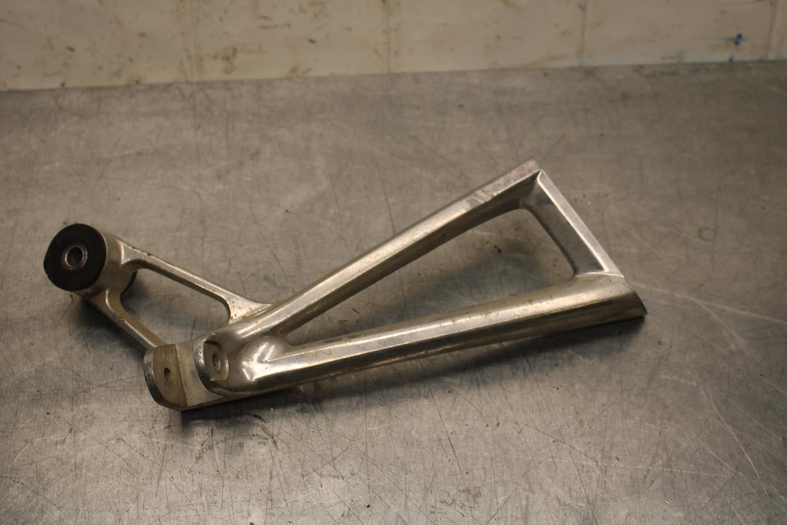 2007 Yamaha YZF R6S RIGHT REAR PASSENGER FOOTPEG MOUNT BB594