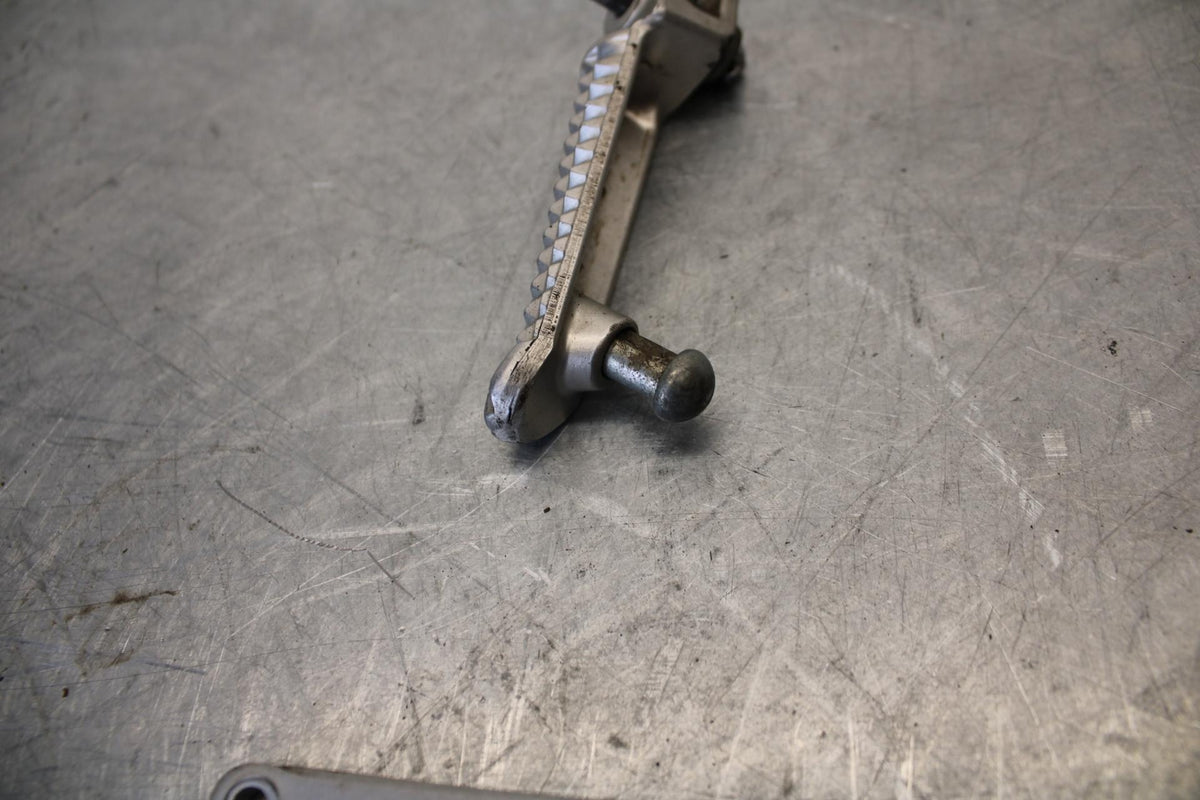 07-08 YAMAHA YZF R1 RIGHT FRONT FOOT REST PEG STEP BB439