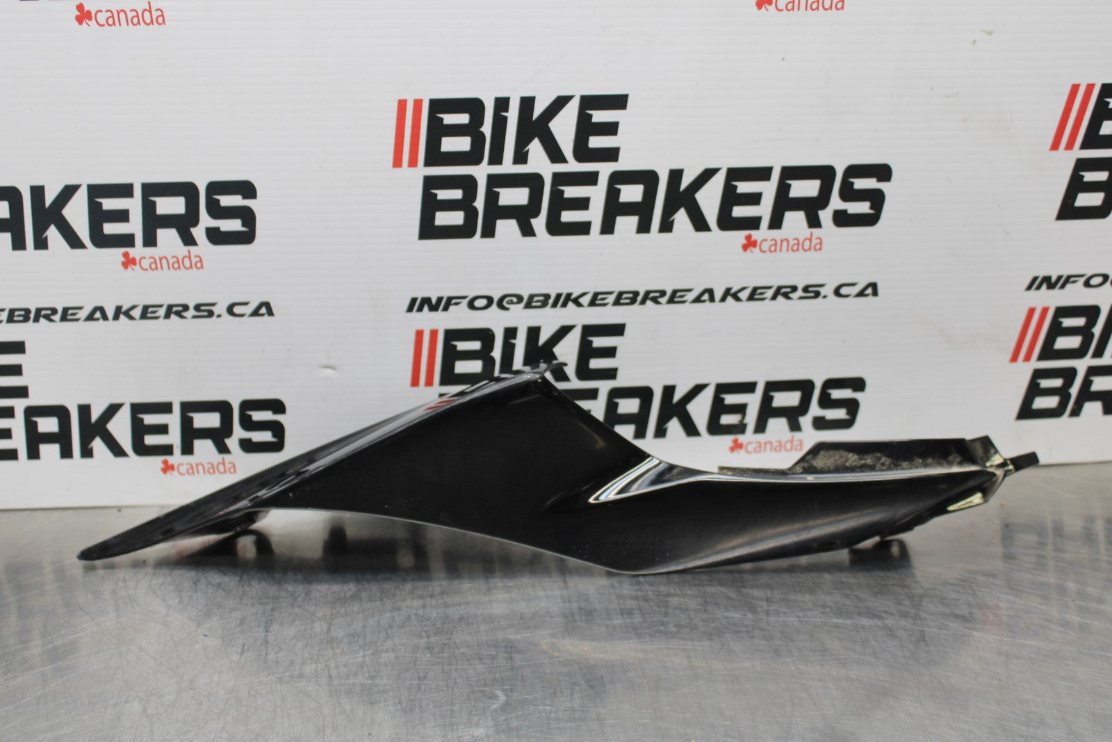 22-25 YAMAHA YZF R7 RIGHT REAR BACK TAIL FAIRING COWL SHROUD BB769