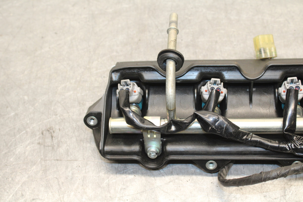06 YAMAHA YZF R6 SECONDARY FUEL INJECTORS TOP AIRBOX GAS RAIL BB716