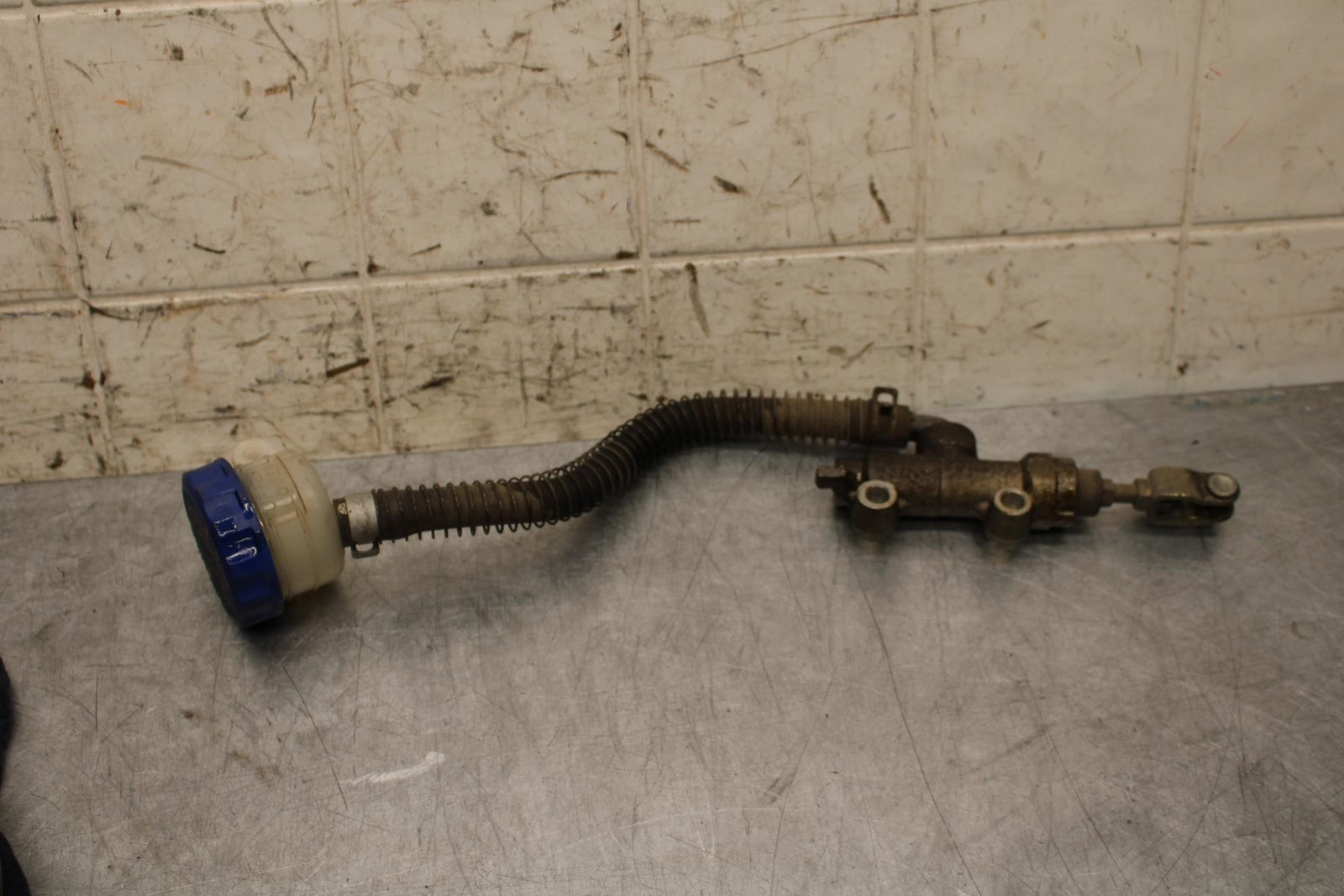 00-01 KAWASAKI ZZR600 REAR BACK BRAKE MASTER CYLINDER W RESERVOIR BB568