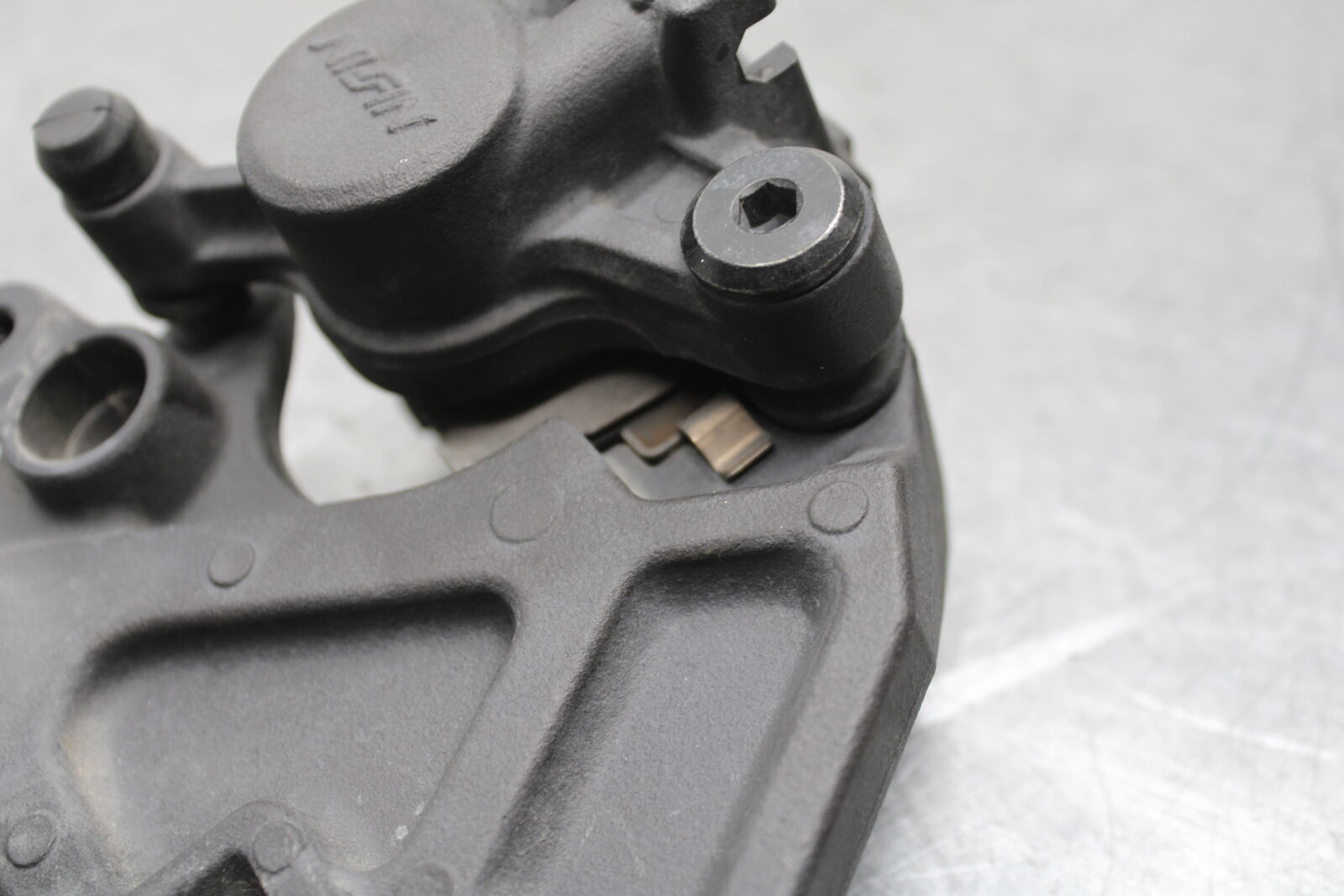 16 KAWASAKI NINJA ZX10R REAR BRAKE CALIPER W MOUNT BRACKET 43080-0097-DJ BB650