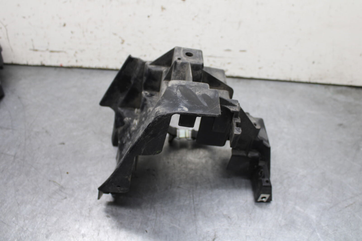 17-24 YAMAHA BOLT XVS950 BATTERY TRAY BOX HOLDER BB729