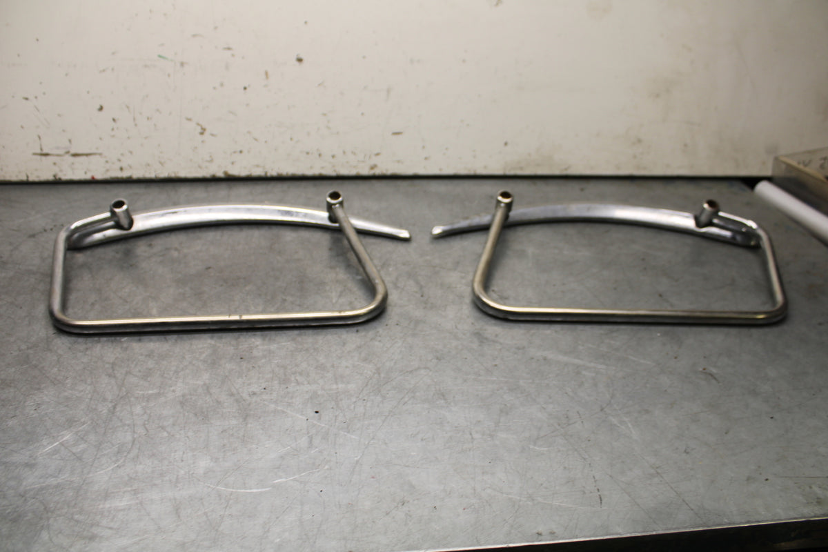 99-00 YAMAHA V STAR 1100 SADDLEBAG CASE MOUNTING BRACKET MOUNT BB711