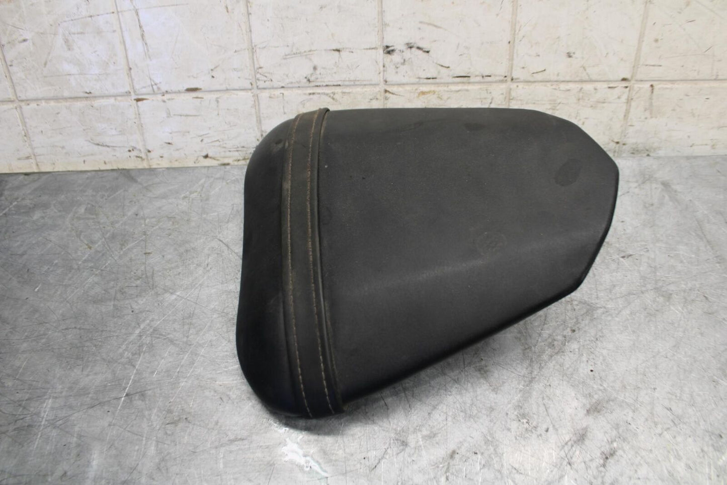 2009 Yamaha YZF R6 REAR BACK PASSENGER TANDEM SEAT PAD SADDLE PILLION BB532