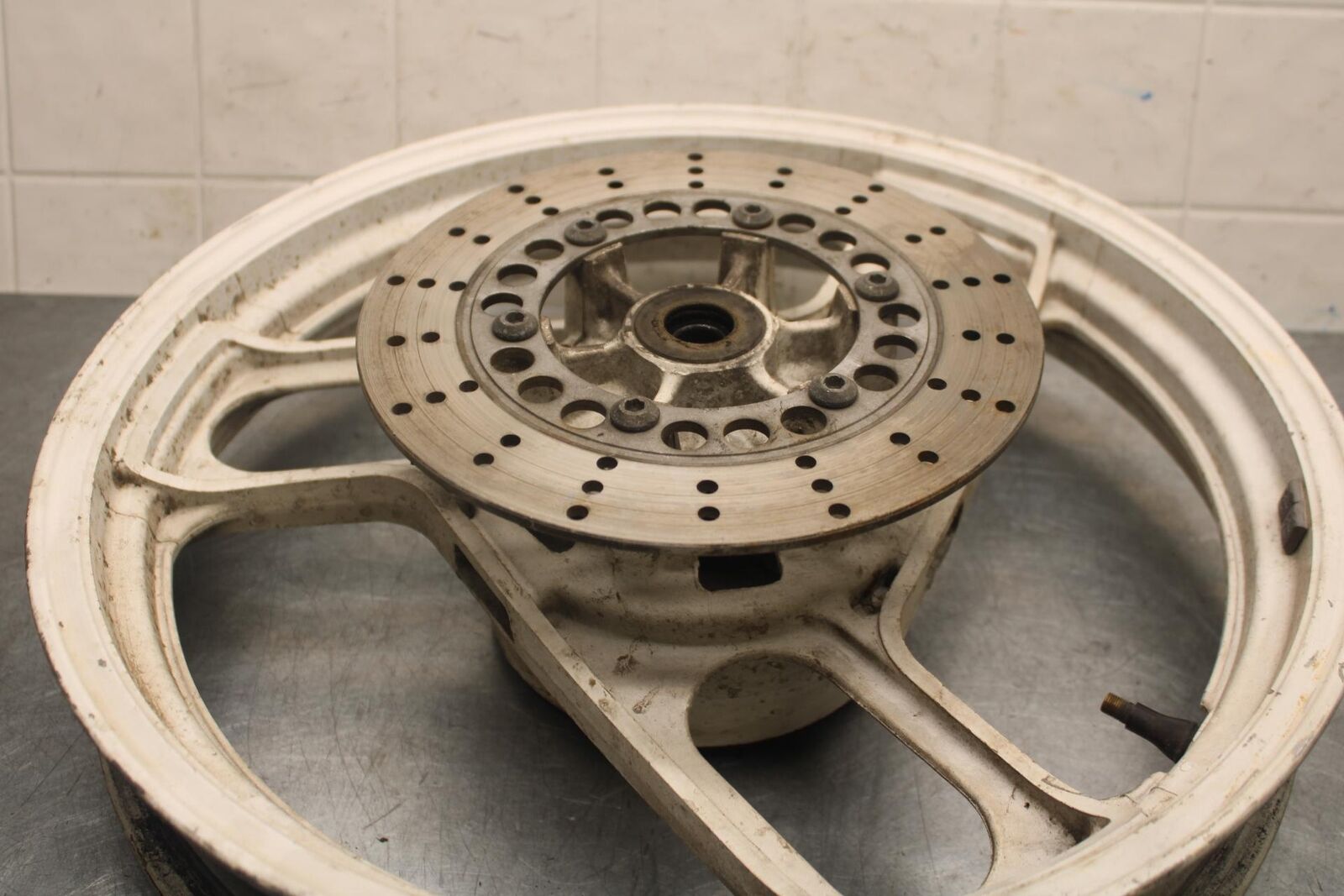 1988 Yamaha FZ600 REAR WHEEL AND ROTOR BACK BRAKE DISC BB601