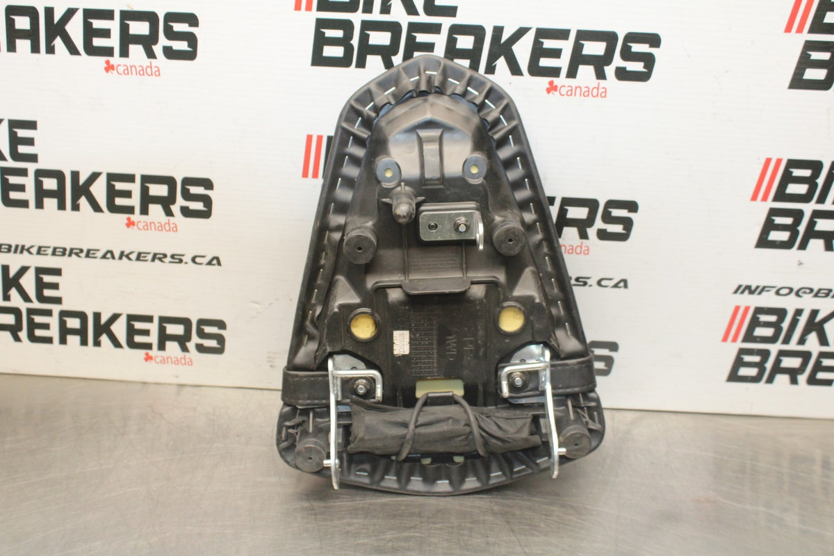 19 YAMAHA YZF R3 REAR BACK PASSENGER TANDEM SEAT PAD SADDLE PILLION BB806-B