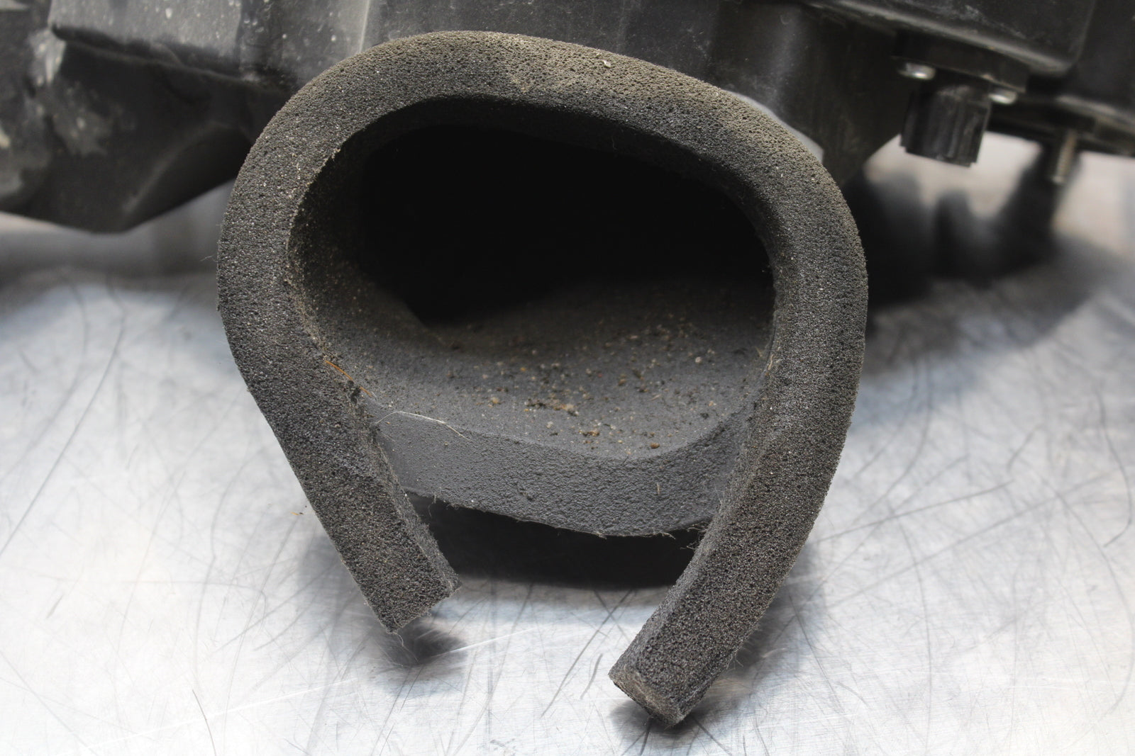 11 SUZUKI GSXR1000 AIRBOX AIR INTAKE FILTER BOX BB142