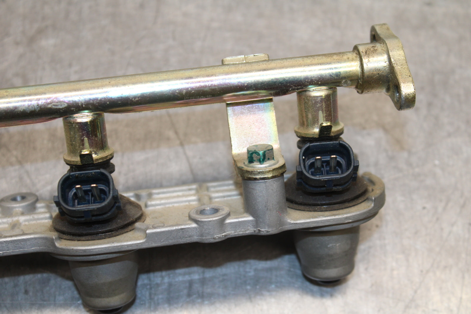 03-04 HONDA CBR600RR SECONDARY FUEL INJECTORS TOP AIRBOX GAS RAIL BB122