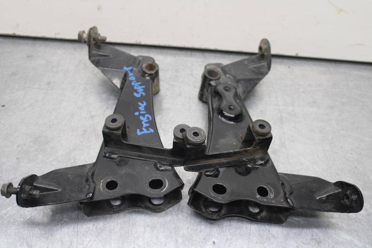 2009 Kawasaki Ninja 250R EX250J ENGINE MOUNT MOTOR BRACKET BB87