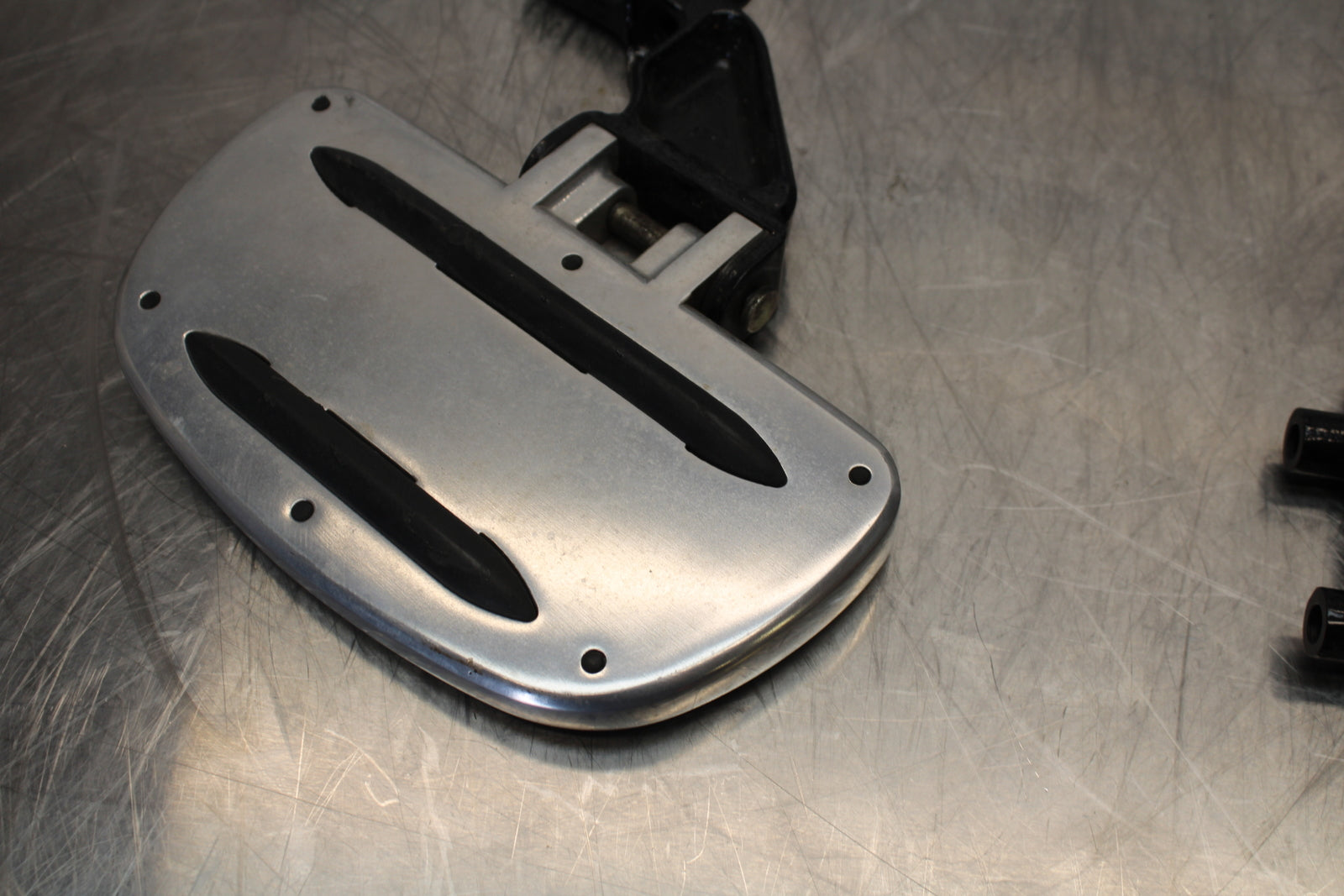 09 YAMAHA ROYAL STAR XVZ1300TF VENTURE REAR PASSENGER FOOT STEP PEG SET BB151