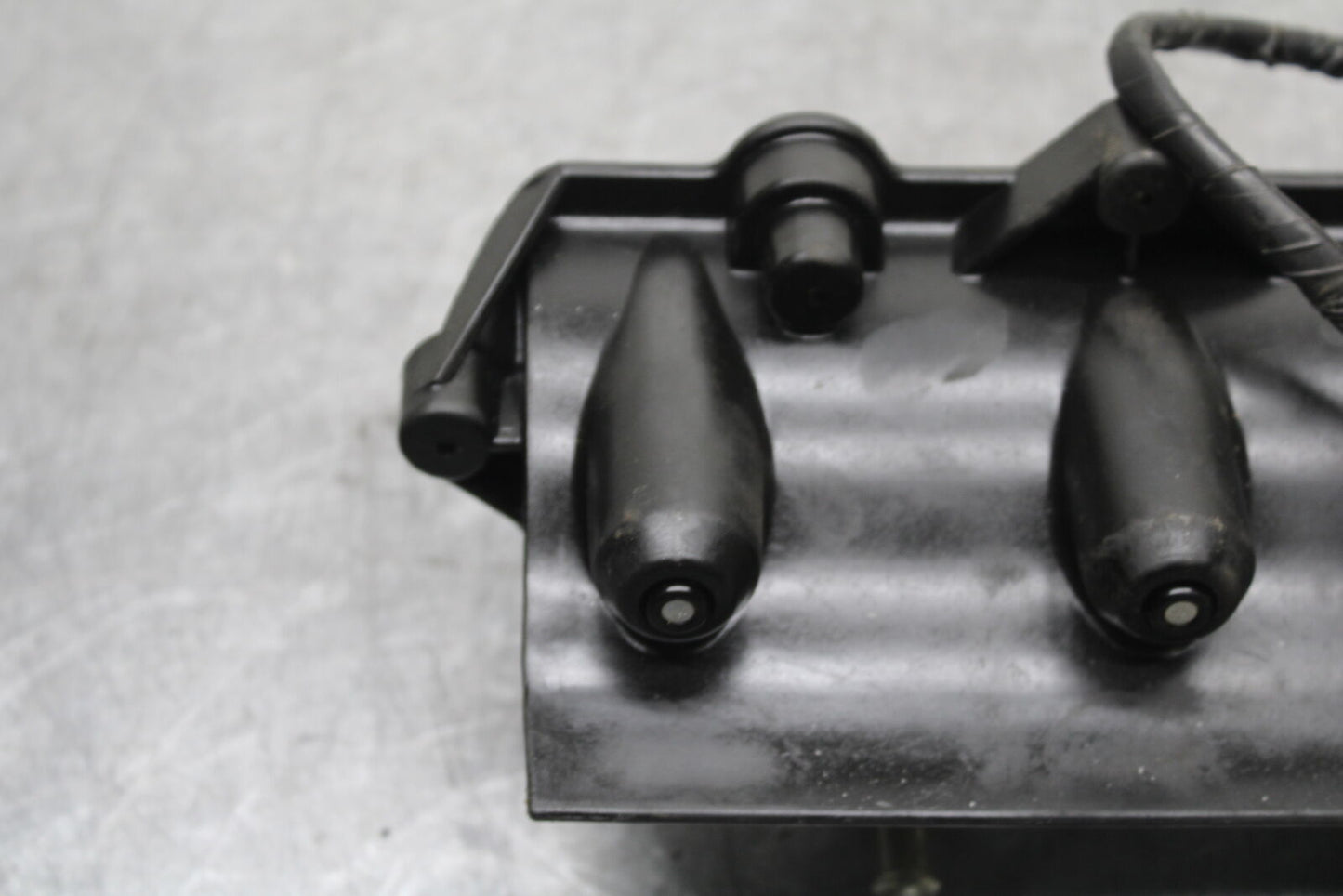 06 YAMAHA YZF R6 SECONDARY FUEL INJECTORS TOP AIRBOX GAS RAIL BB716