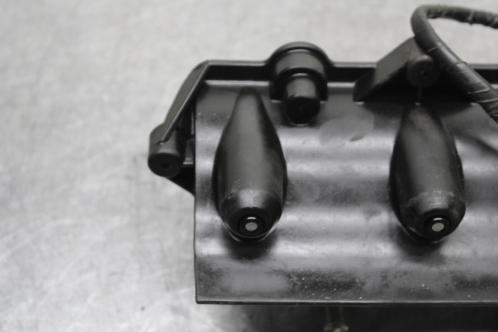 06 YAMAHA YZF R6 SECONDARY FUEL INJECTORS TOP AIRBOX GAS RAIL BB716