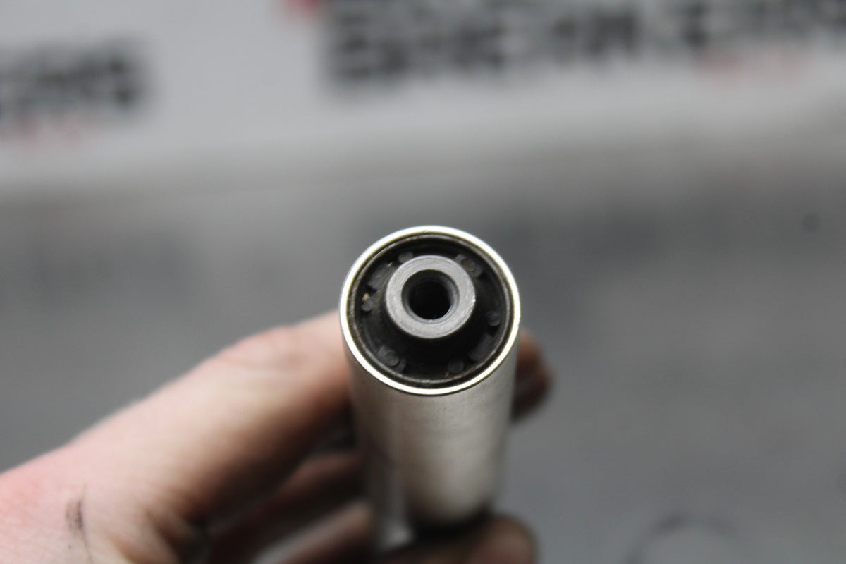 18 YAMAHA YZF R1  RIGHT CLIP ON HANDLEBAR BB838