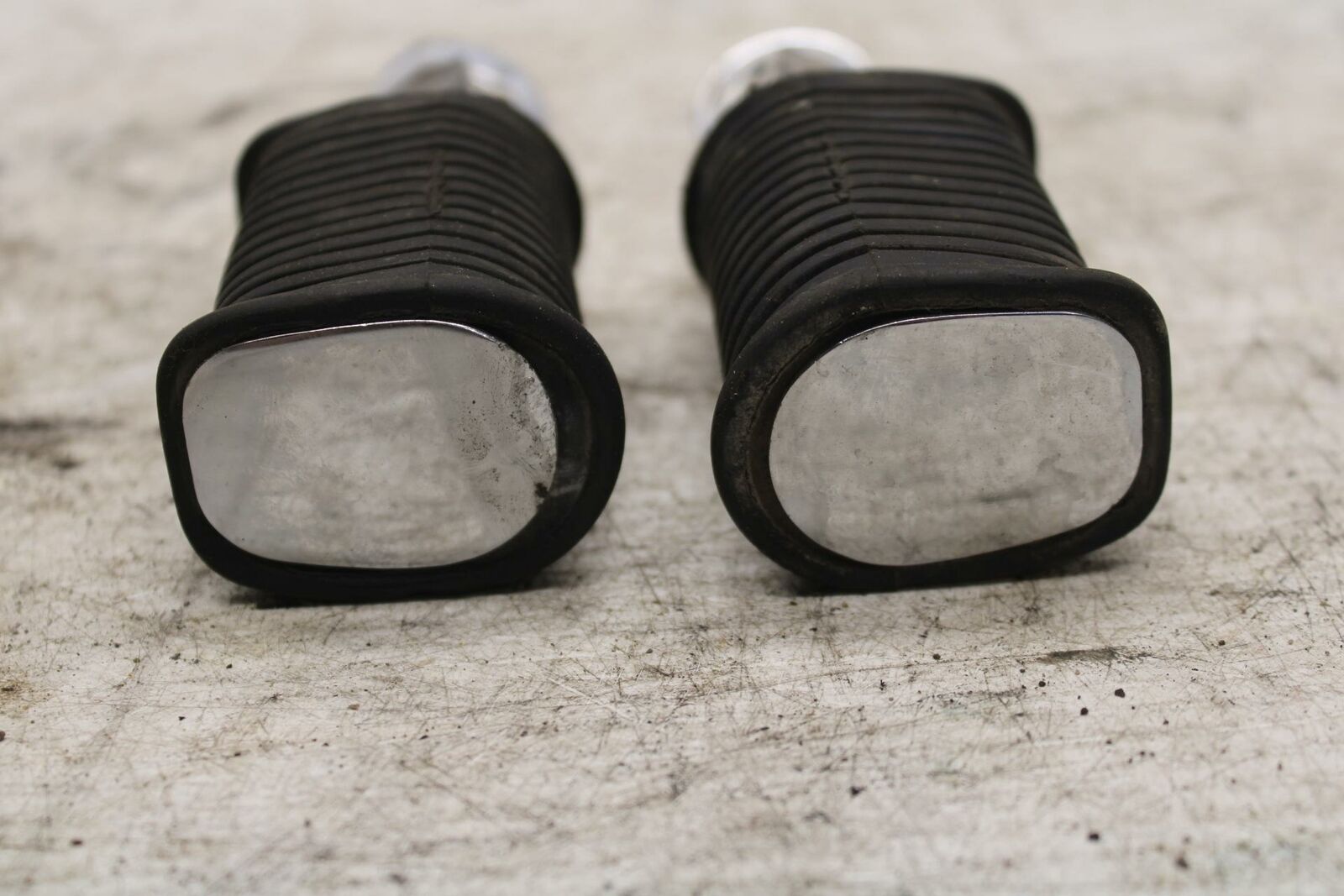 06-07 SUZUKI BOULEVARD S40 REAR PASSENGER FOOT STEP PEG BB375