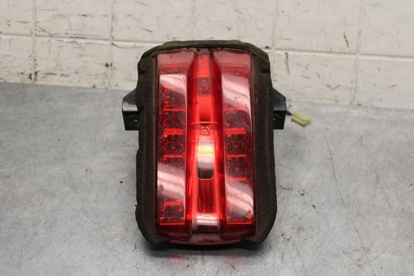 2006 Suzuki SV650S REAR TAIL TAILLIGHT BACK BRAKE LIGHT BB65
