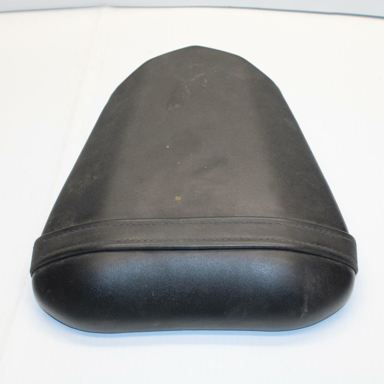 08-16 YAMAHA YZF R6 REAR BACK PASSENGER TANDEM SEAT PAD SADDLE PILLION BB247