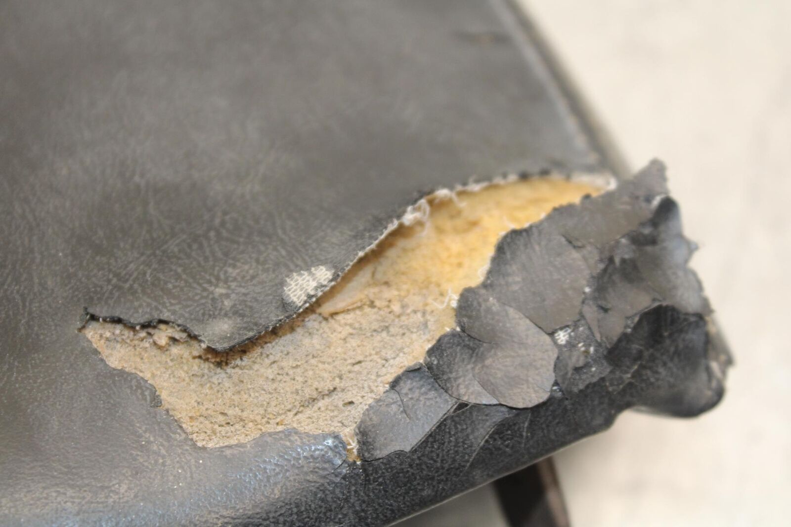 1988 Yamaha FZ600 FRONT DRIVERS SEAT PAD SADDLE BB601