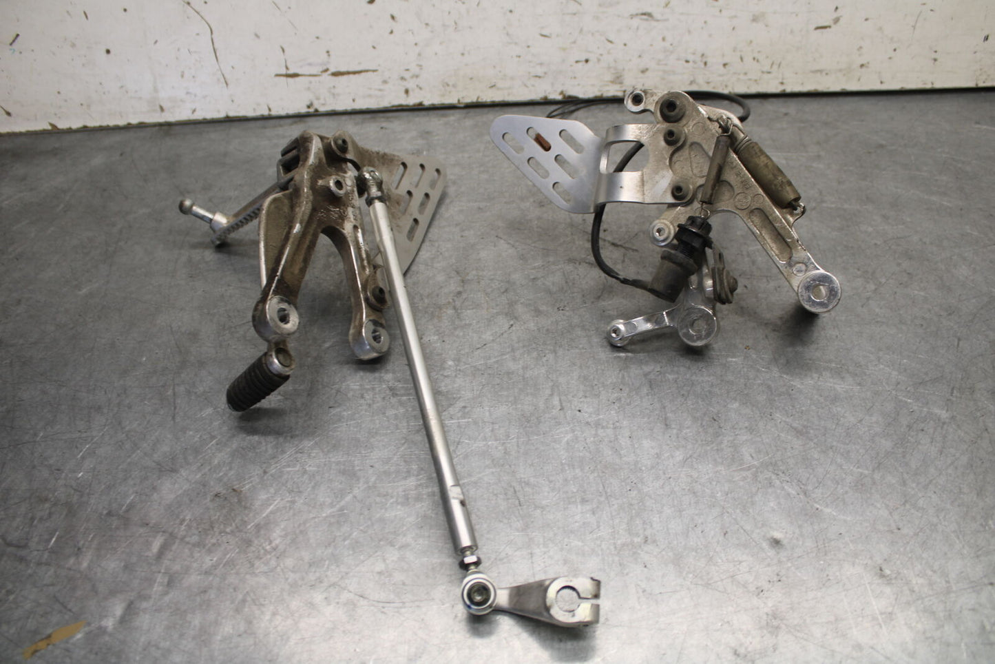 08-09 YAMAHA YZF R6S RIGHT LEFT REARSETS REAR SET DRIVER FOOT PEGS  BB690