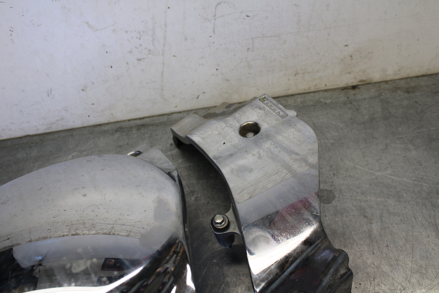 04 SUZUKI INTRUDER 800 ENGINE SPROCKET COVER BB758