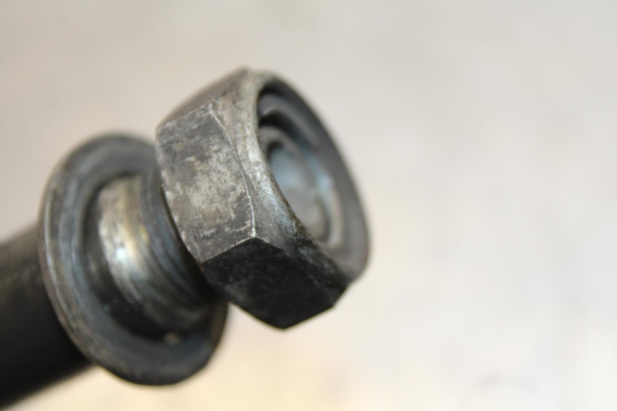 2000 Honda Super Hawk VTR1000F REAR AXLE BACK WHEEL RIM PIVOT BOLT AXEL BB577